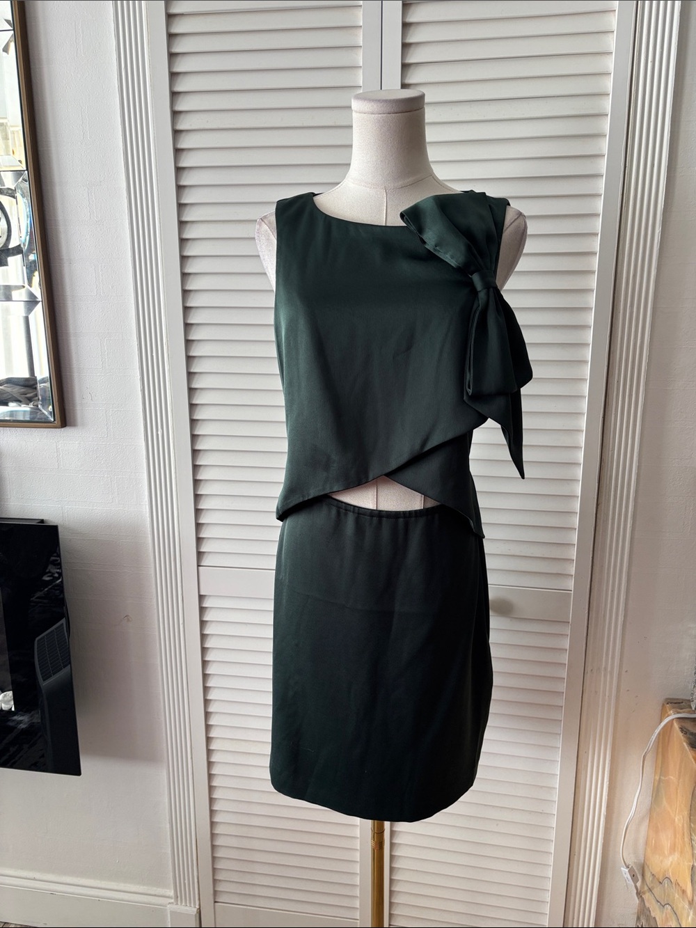 NWT bebe Dark Green Asymmetrical Bow-Detail Mini cut out Dress, US6